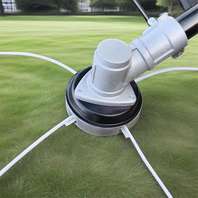 Nu slipper du springa fram och tillbaka till ladan för att din nylontråd har gått av igen! Denna robusta trimmerhuv i aluminium med fyra trådar klipper igenom tjockt gräs och allt annat som om det vore ingenting – ingen rost, inga brott, inget krångel med